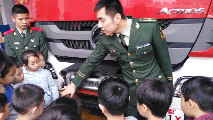 消除搶險救援  責任重于泰山——公明第二幼兒園師生走進消防中隊向消防叔叔致敬